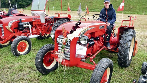 Der Bucher 1800 mit Jahrgang 1954 und 24 PS gehört zwar nicht Nico Maier aus Zäziwil, sondern er darf ihn nur ab und zu fahren. Der Traktor gehört dem Pfarrer aus Schlosswil, Andreas Zingg.