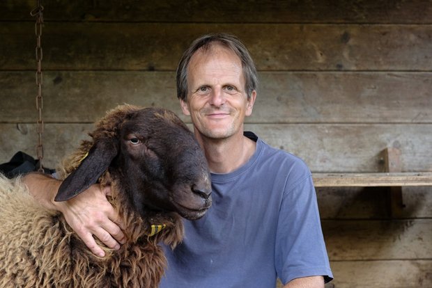 Interview mit Christian Gazzarin: Schafe statt Mutterkühe? Christian Gazzarin von Agroscope züchtet selber Engadinerschafe. Bild: zVg