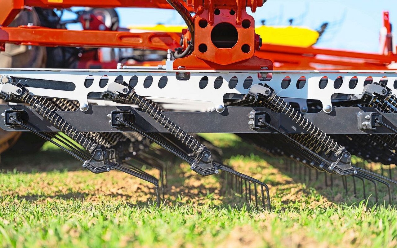 Jeder Zinken ist mit einer Druckfeder beaufschlagt und hält den Druck über den gesamten Federweg. Die Zinken können von «auf Griff» bis zu «schleppend» eingestellt werden.