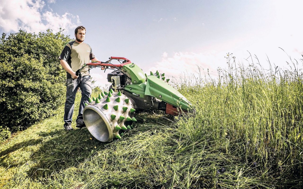 Mit breiten Stachelwalzen fährt der Rapid Monta – hier mit dem Messerbalken im Einsatz – bis 120 Grad Hangneigung.Dann ist der Mensch der limitierende Faktor – und nicht die Maschine. (Bild: Rapid)