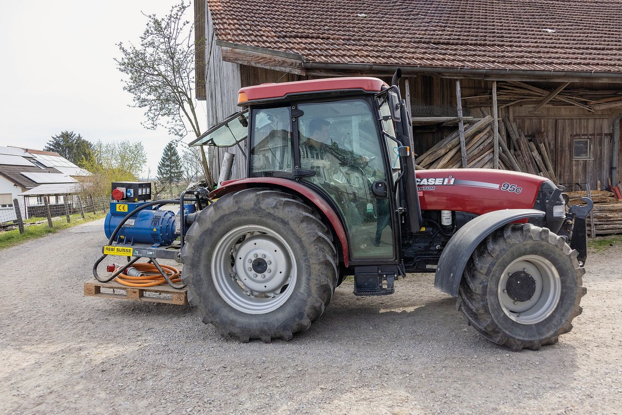 Im Notfall muss es schnell gehen. Arian Sager fährt den am Dreipunkt angehängten Zapfwellen-Generatorauf einer Holzpalette mit dem Traktor an Ort und Stelle, wo er gebraucht wird.