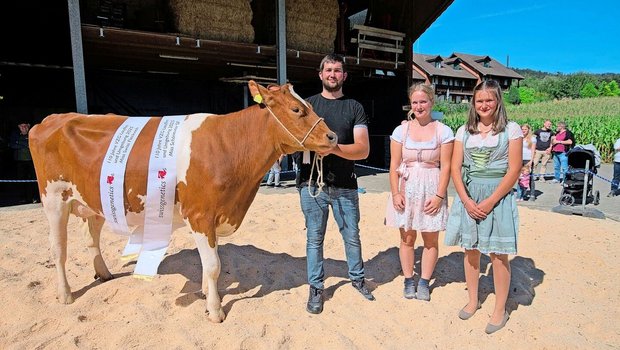 Miss Swiss Fleckvieh und Miss SF-Schöneuter wurde die eindrückliche Erstlingskuh Robin Kenya P aus dem Stall von Alban Hügli aus Brislach.