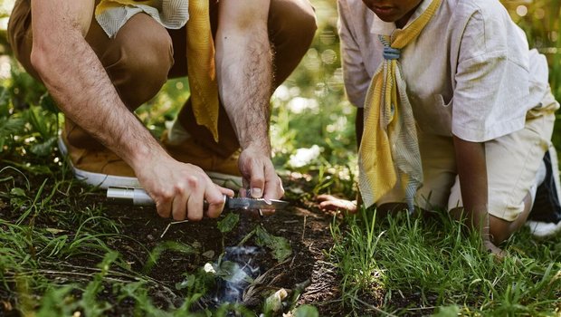 Pfadis üben sich im Feuermachen und erleben echtes Abenteuer.