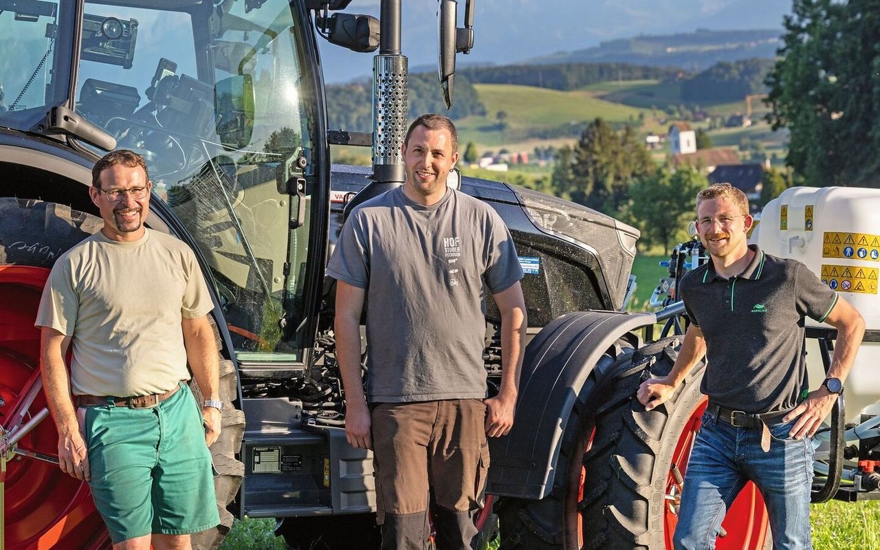 Manuel Waber (links) ist mit dem System ARA bei Landwirt Christoph Studer (Mitte)unterwegs. Rechts steht David Herminjard von Agroline.