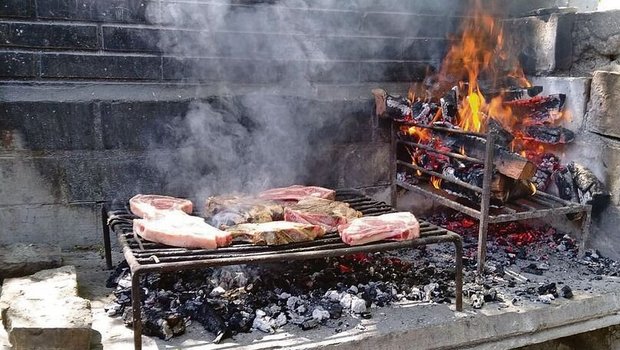 Unterwegs auf einer Wanderung fanden Egon Tschol und seine Familie eine «Parilla», eine Grillstelle mit Kamin und zwei Abteilen, um ihre Rinderkoteletts zu grillieren.