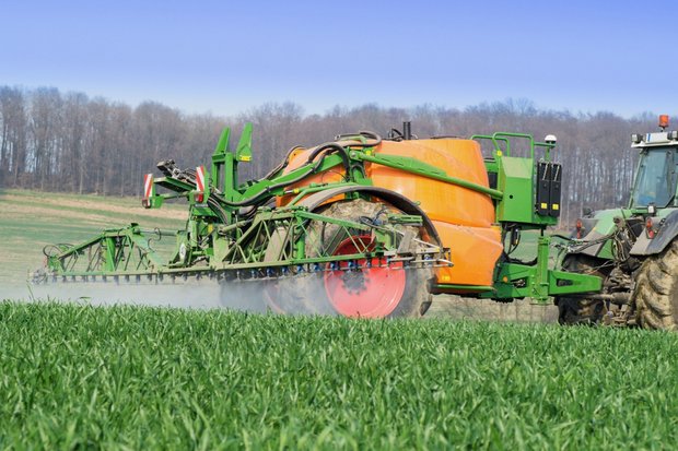 Pflanzenschutzmittel korrekt entsorgen Hat ein Landwirt Mittel mit abgelaufener Zulassung an Lager, müssen diese fachgerecht entsorgt werden. Bild: Countrypixel/Adobe Stock