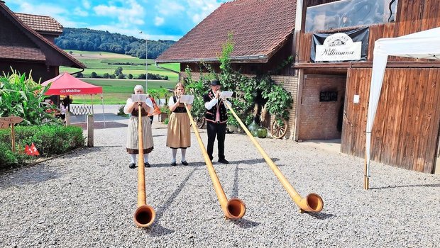 Auch Information und Unterhaltung kamen auf dem Eyhof bei Familie Wüest nicht zu kurz. Die Stalltüren waren offen und ein Alphorntrio spielte auf. 