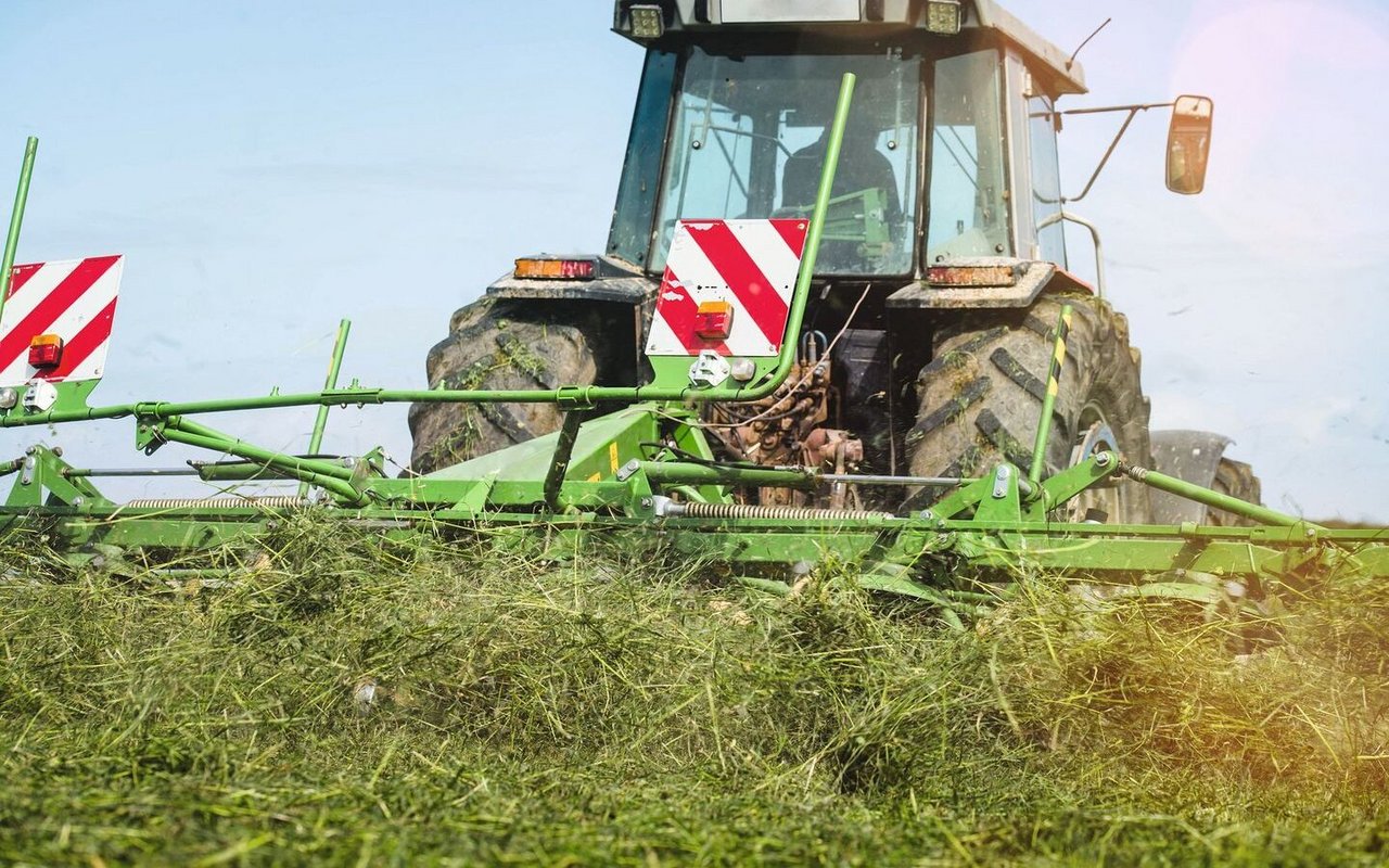 Traktor am Gras zetten