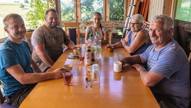 Familie Duperrex sitzt mit Kati Fábián und Jan Burkhard beim Frühstück.