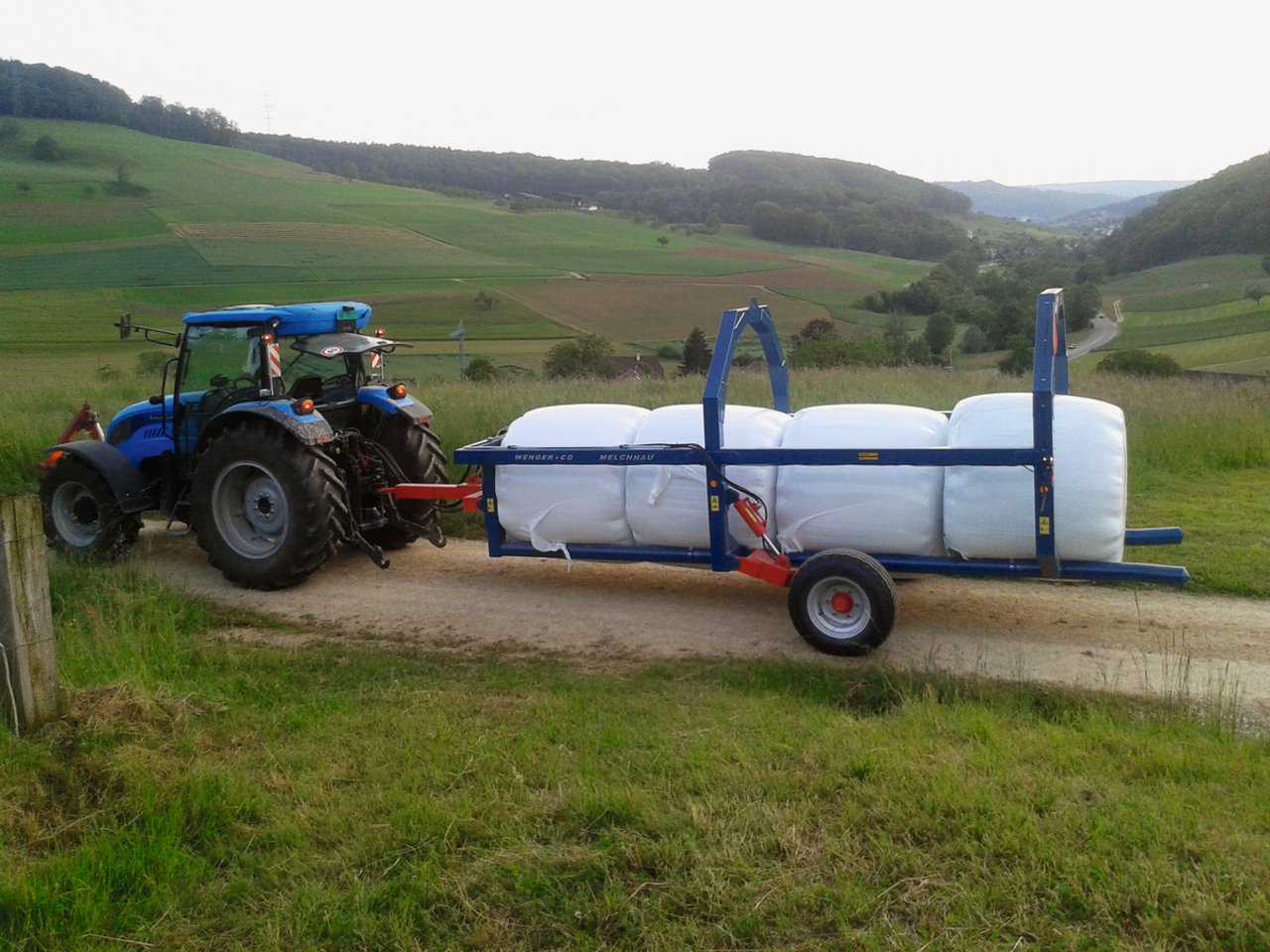 Der Ballen-Selbstlader von Wenger ist mit hydraulischen Bremsen ausgerüstetund kann auch mit kleineren Traktoren sicher eingesetzt werden. Bild: zVg