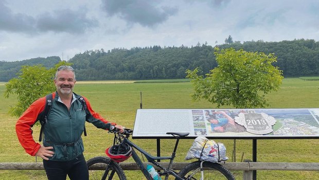 Koni Lustenberger und sein Bike vor dem ESAF-Gelände in Burgdorf. Kurz davor hat es noch geregnet. 
