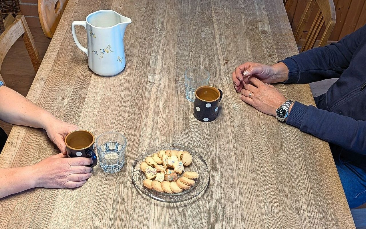 Am Esstisch finden gemeinsame Mahlzeiten und Gespräche unter vier Augen statt.