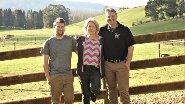 Das Betriebsleiterehepaar Susan und Peter Gretener mit Sohn Kevin (links), der Vollzeit auf dem Betrieb angestellt ist. (Bild Matthias Stadler)