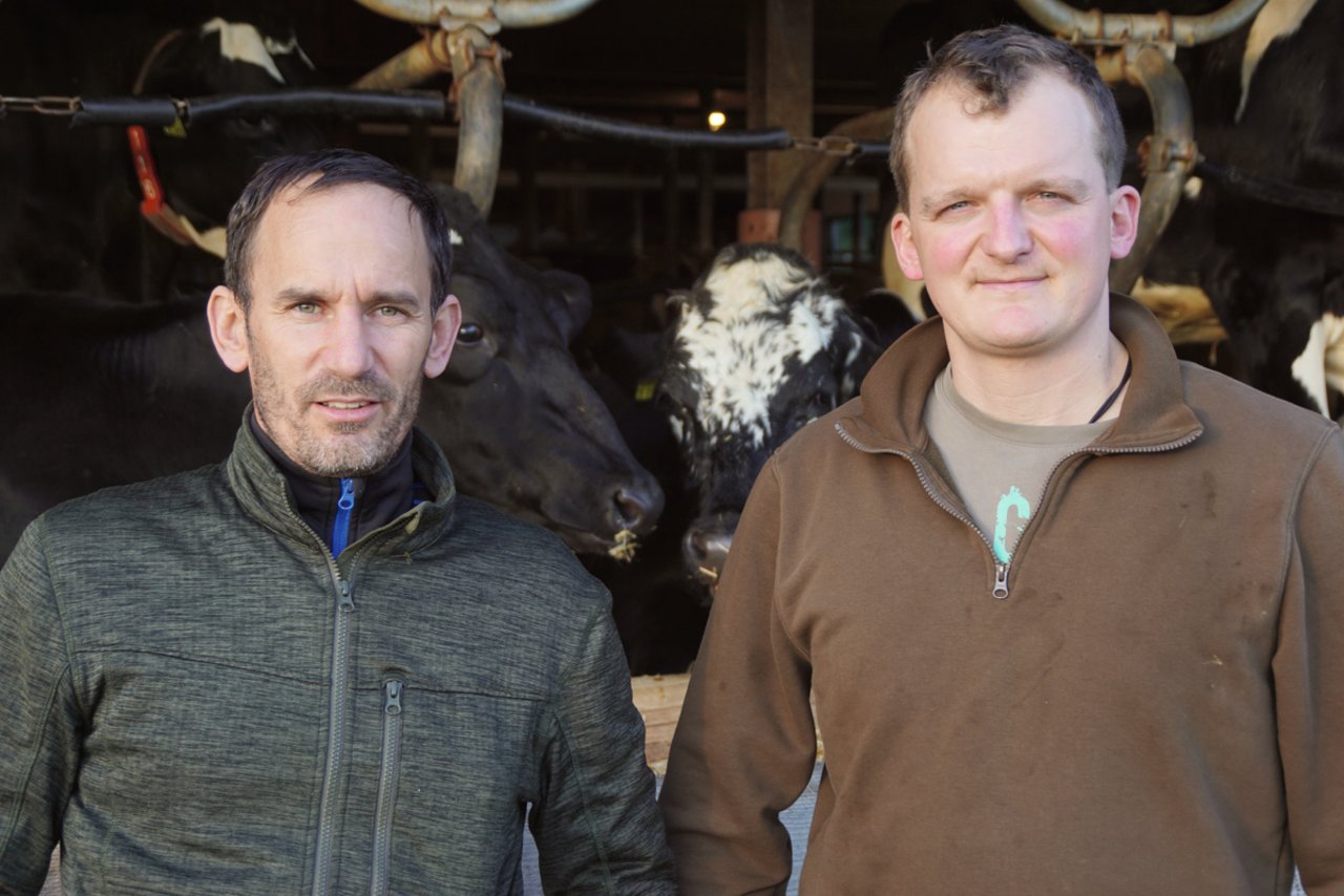 Tobias Dreher (links) und Thomas Dreher berücksichtigen bei der Düngerplanung konsequent den Nmin-Gehalt ihrer Ackerböden. Bild: Michael Götz