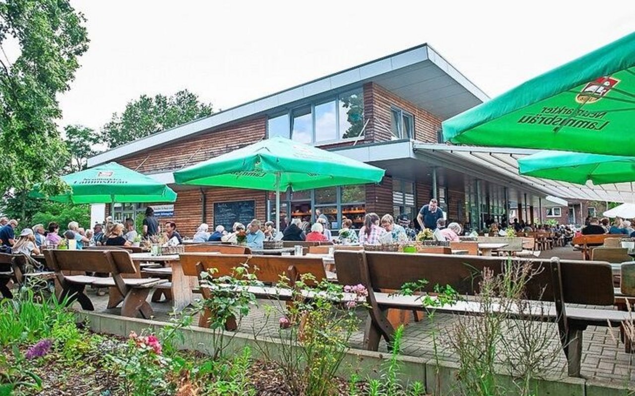 Nebst der Selbstpflückanlage gibt es auf dem Bickbeernhof einen Hofladen und einen Gastronomiebetrieb mit jährlich 70 000 Besuchern von Mai bis September.