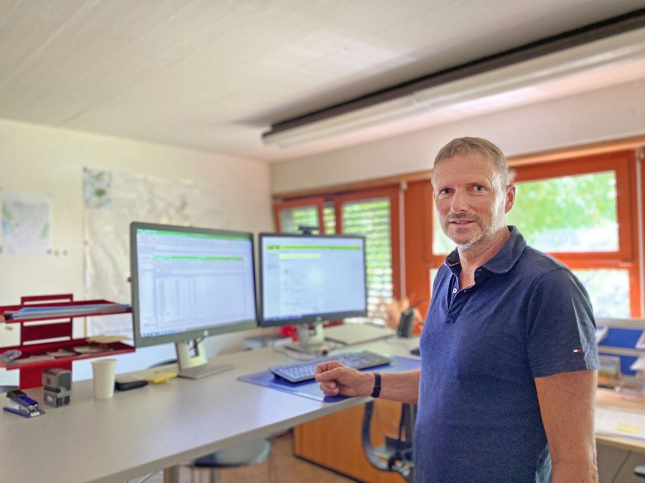 Der Hauptarbeitsplatz von Alfred Burri ist das Büro. Doch der Praxisbezug ist dem Landwirt wichtig und daher packt er auch draussen immer wieder mit an.