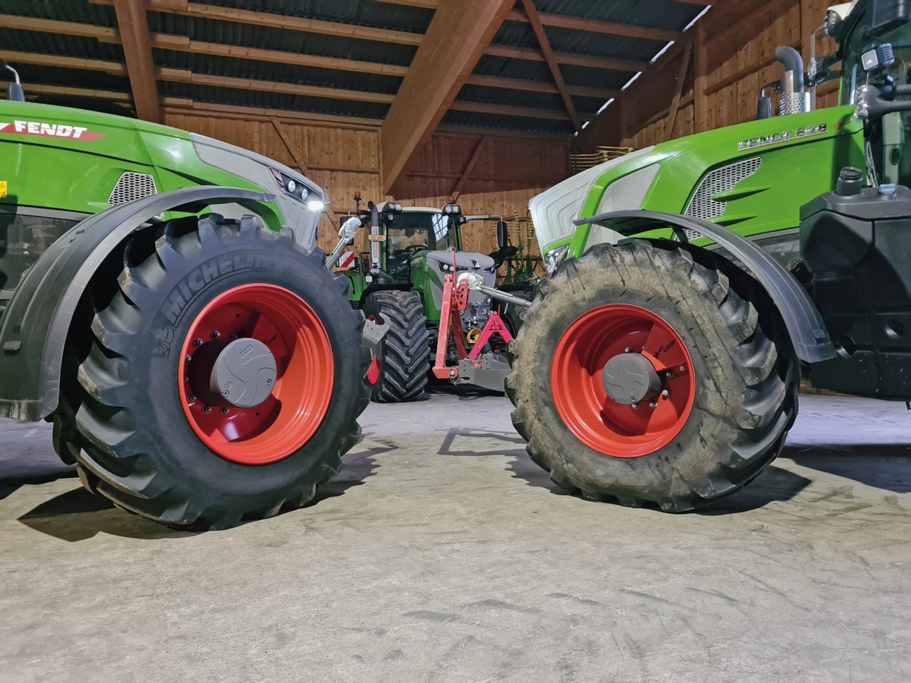 Die Grosstraktoren der Andrey und Schafer Lohnunternehmung AG sind ab Werk mit Fendt Vario Grip ausgerüstet. Die Luftleitungen sind mit Drehdurchführungen durch die Naben geführt und die Verstellung erfolgt am Terminal. Bild: Beat Schmid