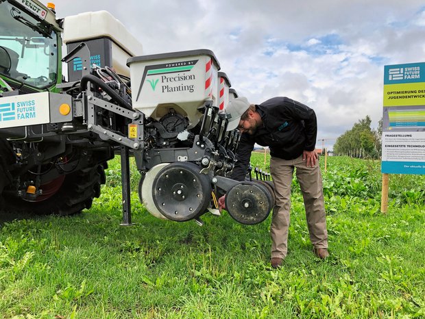 Ein Jahr «Swiss Future Farm»: Forward to the future Ein Prototyp der Precision-Planting-Sämaschine regelt den Schardruck entsprechend der Bodenverhältnisse für jede Reihe automatisch und individuell. Bild: Jürg Vollmer
