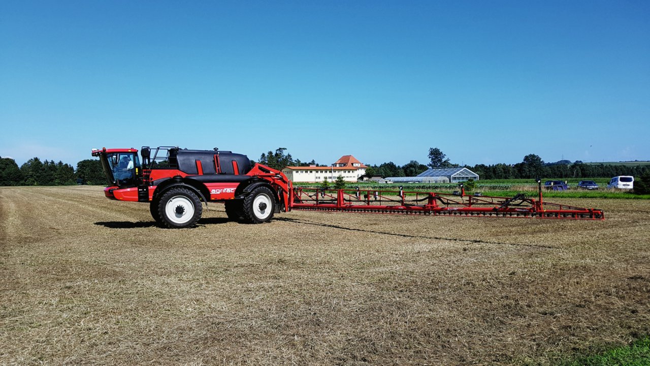 Die gezogenen und selbstfahrenden Spritzen von Agrifac sind sehr innovativ und voll gepackt mit neuer Technologie. Bild: Serco Landtechnik AG