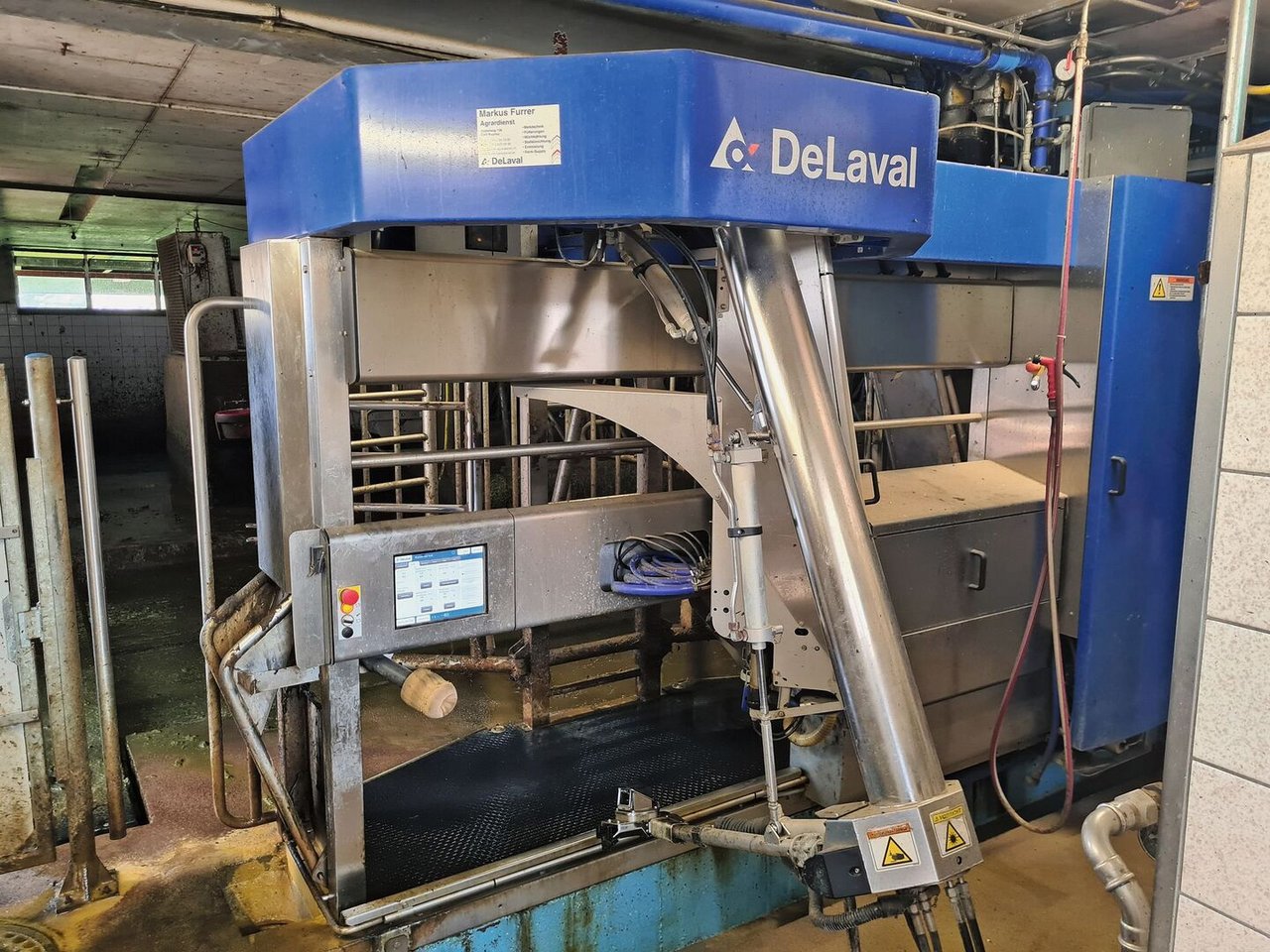 Nebst einer Geflügelhalle für 4500 Masthühner ist der Melkroboter für 50 Milchkühe auf dem Betrieb der Familie Iten in Unterägeri ein regelmässiger Strombezüger während des ganzen Tages. 