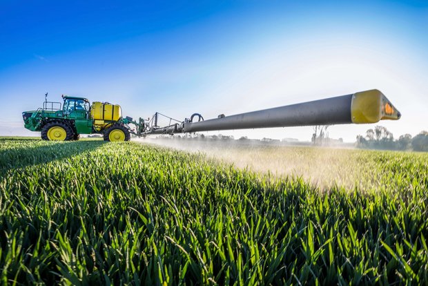 Feldspritze von John Deere zum Austragen von Pflanzenschutzmitteln. Bild: zVg 