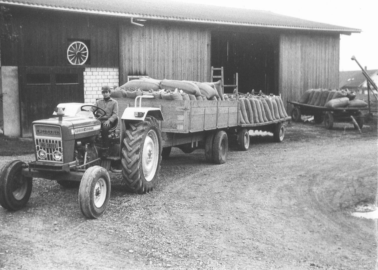 Ablieferung von Getreide im Jahr 1973: «Wir haben die 100 kg Säcke von Handauf den Wagen und später auf die Bahn geladen», erinnert sich Rolf Haller. Bild: zVg