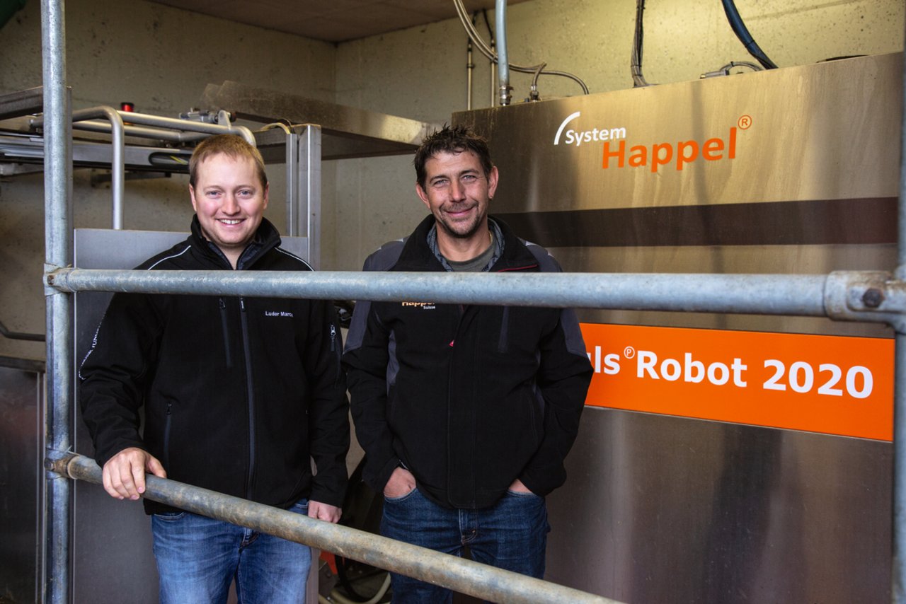 Landwirt Marcel Luder (links) und Urs Hunziker (Technischer Leiter Happel Suisse) sind zufrieden mit der Funktion des Melkroboters. Bild: Pia Neuenschwander