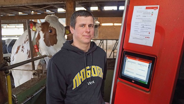 Landwirt Markus Heeb am Monitor einer seiner beiden Melkroboter auf dem Vogelsang-Hof in Güttingen TG.Die zwei Lely-A5-Melkroboter sind mit einer digitalen Gesundheitsüberwachung ausgerüstet. (Bilder Michael Götz)