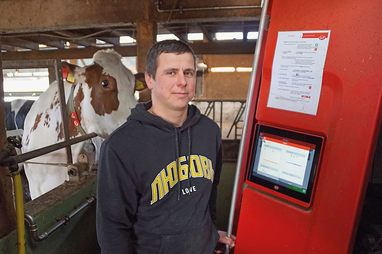 Landwirt Markus Heeb am Monitor einer seiner beiden Melkroboter auf dem Vogelsang-Hof in Güttingen TG.Die zwei Lely-A5-Melkroboter sind mit einer digitalen Gesundheitsüberwachung ausgerüstet. (Bilder Michael Götz)