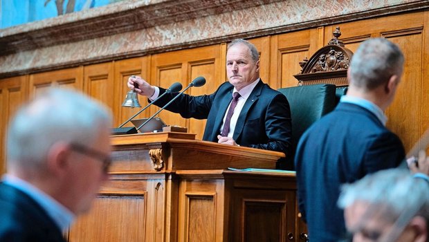 Der Freiburger Meisterlandwirt und Nationalratspräsident Pierre-André Page läutet mit seiner Glocke die Sitzung ein.