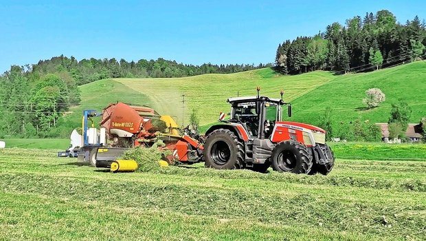 Gras häckseln und in Gras häckseln und in Ballen wickeln in einem Arbeitsgang: Der Prototyp ist seit fünf Jahren im Einsatz.