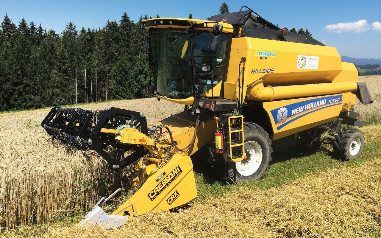 Mähdrescher erntet Getreide