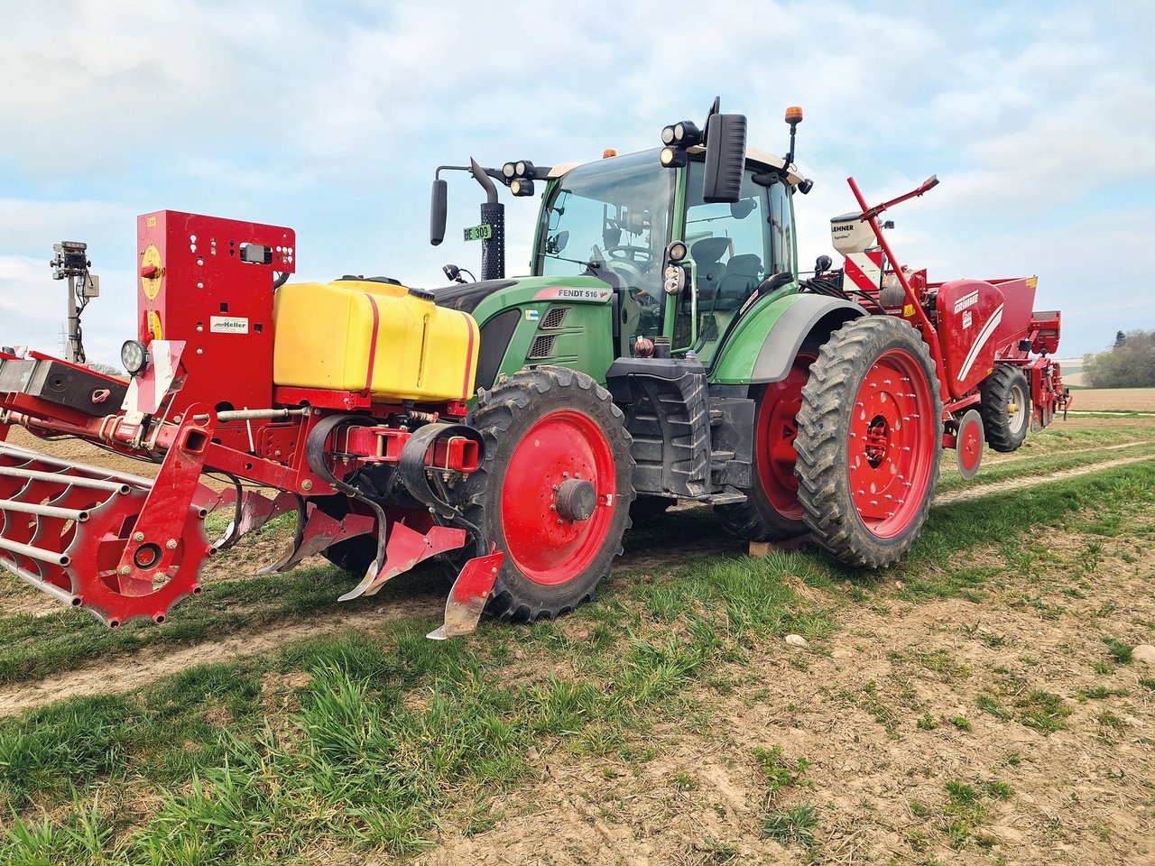 Vor dem Arbeitsbeginn fährt man auf die Holzbretter, damit die Doppelräder angehoben und verschoben werden können. Bild: Beat Schmid