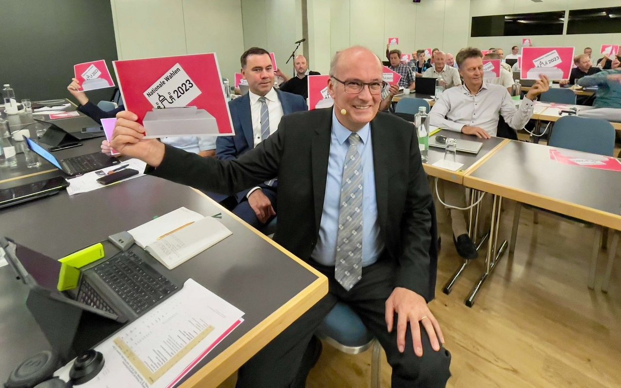 SBV-Direktor Martin Rufer und SBV-Präsident Markus Ritter mit Wahlplakat in den Händen.