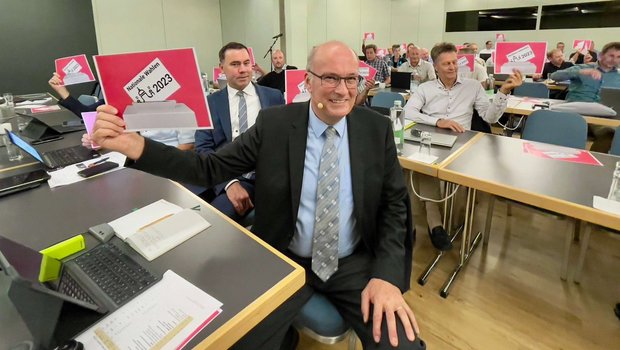 SBV-Direktor Martin Rufer und SBV-Präsident Markus Ritter mit Wahlplakat in den Händen.