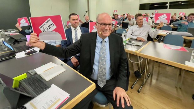 SBV-Direktor Martin Rufer und SBV-Präsident Markus Ritter mit Wahlplakat in den Händen.