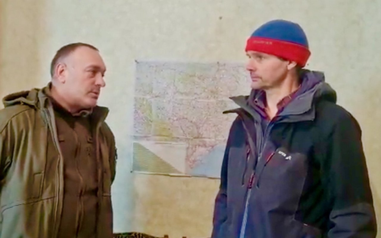 Der niederländische Landwirt Kees Huizinga im Gespräch mit einem ukrainischen Offizier.