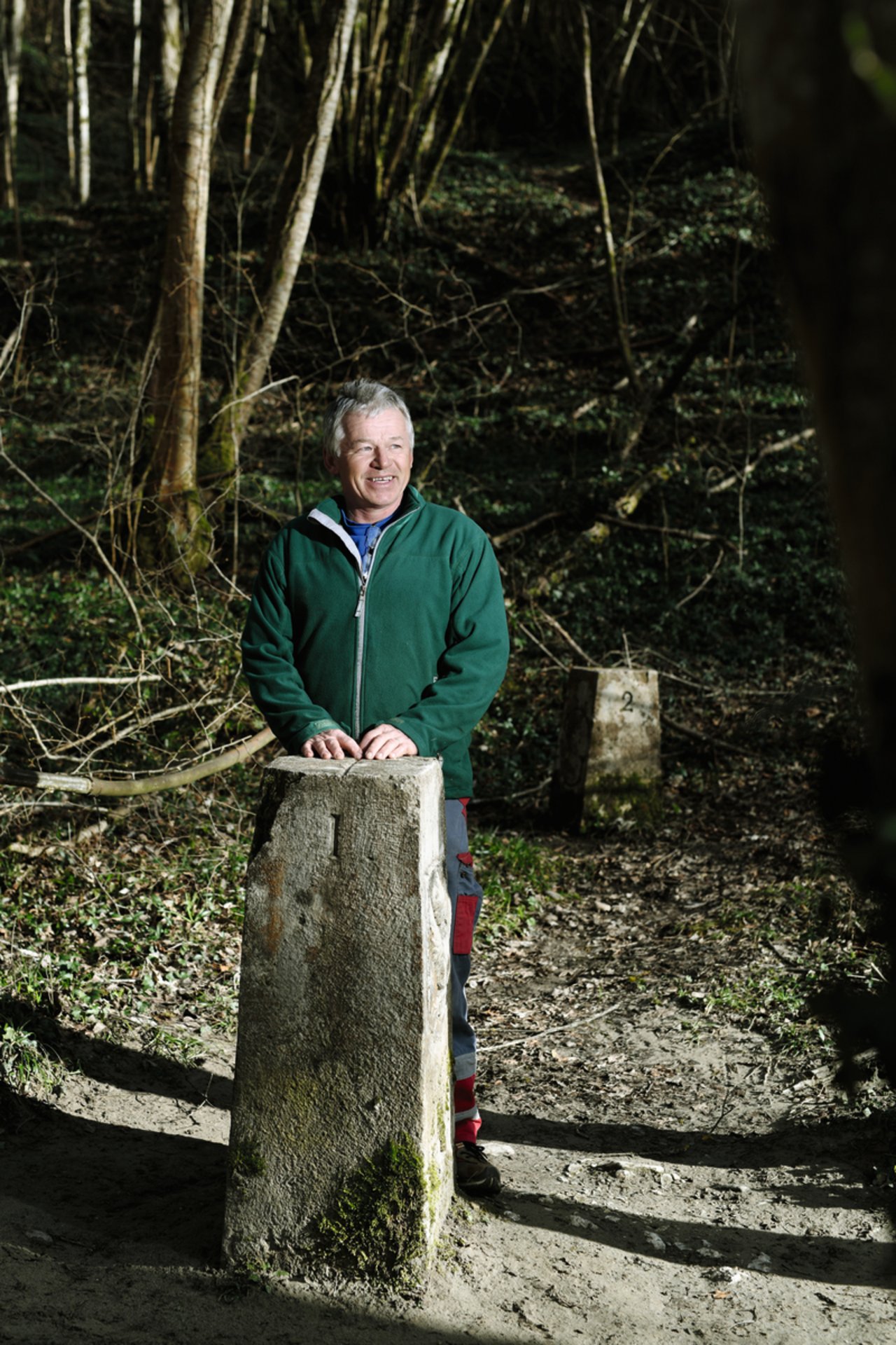 Frédéric Günter am Grenzstein Nummer 1 der Schweiz, in Chancy GEdirekt an der Rhone, welche die schweizerisch-französische Grenze bildet. Bild: Laurent Guiraud