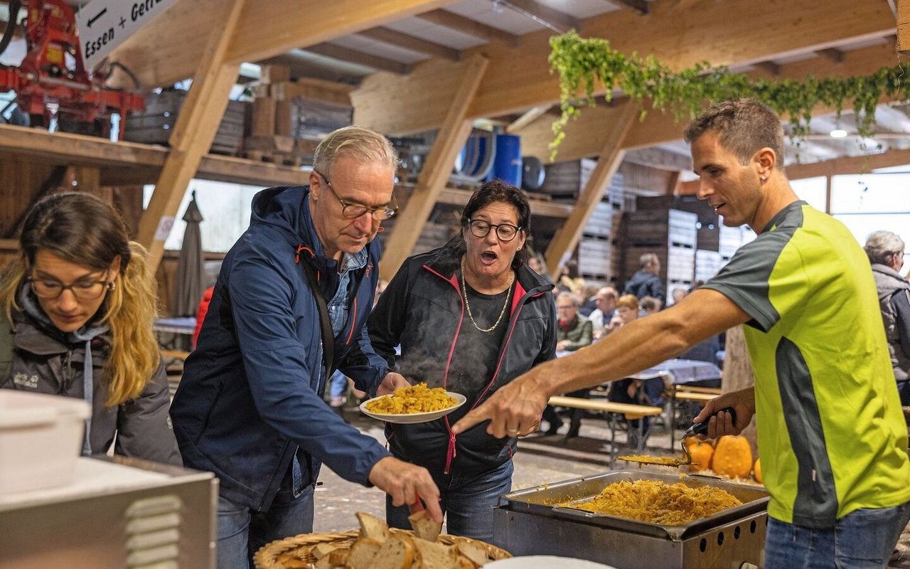 Rund 400 Kilo Kürbisrösti sind am Kürbisfest über die Theke gegangen. 