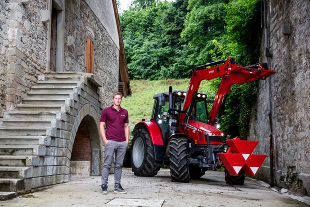 TraumTraktor Massey Ferguson MF 6455 von Andi Niederer Massey Ferguson MF 6455, der TraumTraktor von Andi Niederer aus Lanzenneunform TG. Bild: Mareycke Frehner