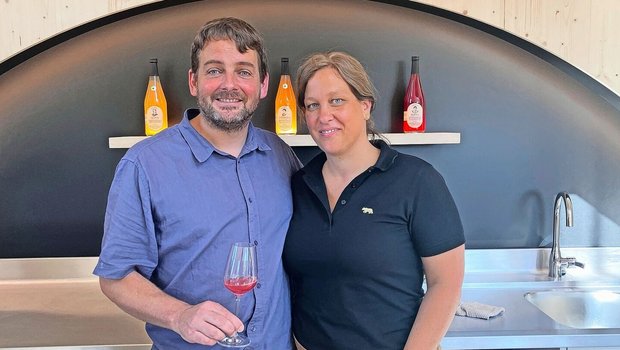 Christoph und Debora Bär mit ihren sortenfreien Bio-Apfelsäften im Hintergrund.