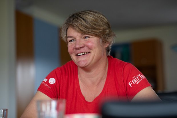 Landwirtin Susanne Betscher hat Schwein(e) rund um die Uhr Susanne Betscher ist in den letzten Jahren offen geworden. Sie redet gern mit Konsumenten und will deshalb auf dem Betrieb Führungen anbieten, samt Catering mit den Produkten, die ihr Mann Rudi Betscher auf dem Hof herstellt. Bild: Pia Neuenschwander