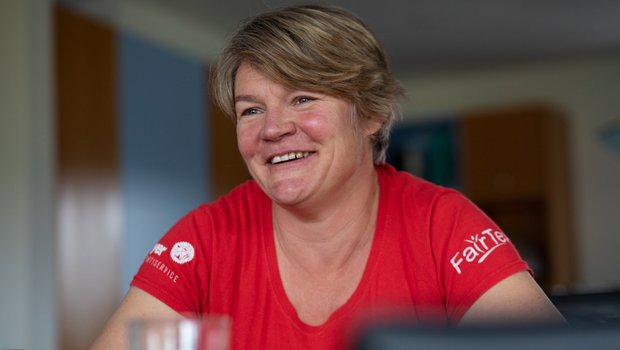 Landwirtin Susanne Betscher hat Schwein(e) rund um die Uhr Susanne Betscher ist in den letzten Jahren offen geworden. Sie redet gern mit Konsumenten und will deshalb auf dem Betrieb Führungen anbieten, samt Catering mit den Produkten, die ihr Mann Rudi Betscher auf dem Hof herstellt. Bild: Pia Neuenschwander