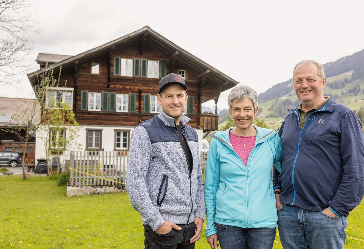 Kurt Bühler (links) führt mit seinen Eltern Käthi und Niklaus Bühler in einer Generationengemeinschaft den Bühlerhof an der Lenk.