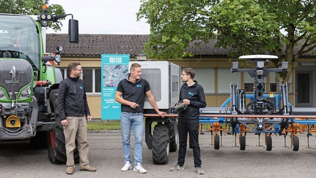 Nils Zehner (AGCO) Roman Gambirasio (GVS)und Florian Abt (Arenenberg) stehen vor einem Fendt-Traktor sowie einem Feldroboter.