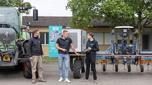 Nils Zehner (AGCO) Roman Gambirasio (GVS)und Florian Abt (Arenenberg) stehen vor einem Fendt-Traktor sowie einem Feldroboter.