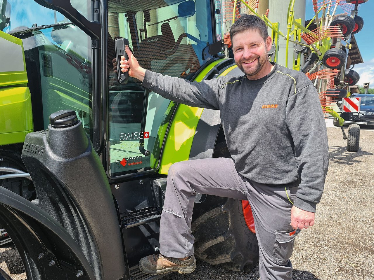 Christian Zahnd hat mit dem Arion 410 einen passenden Traktor gefunden. Bild: die grüne/Beat Schmid