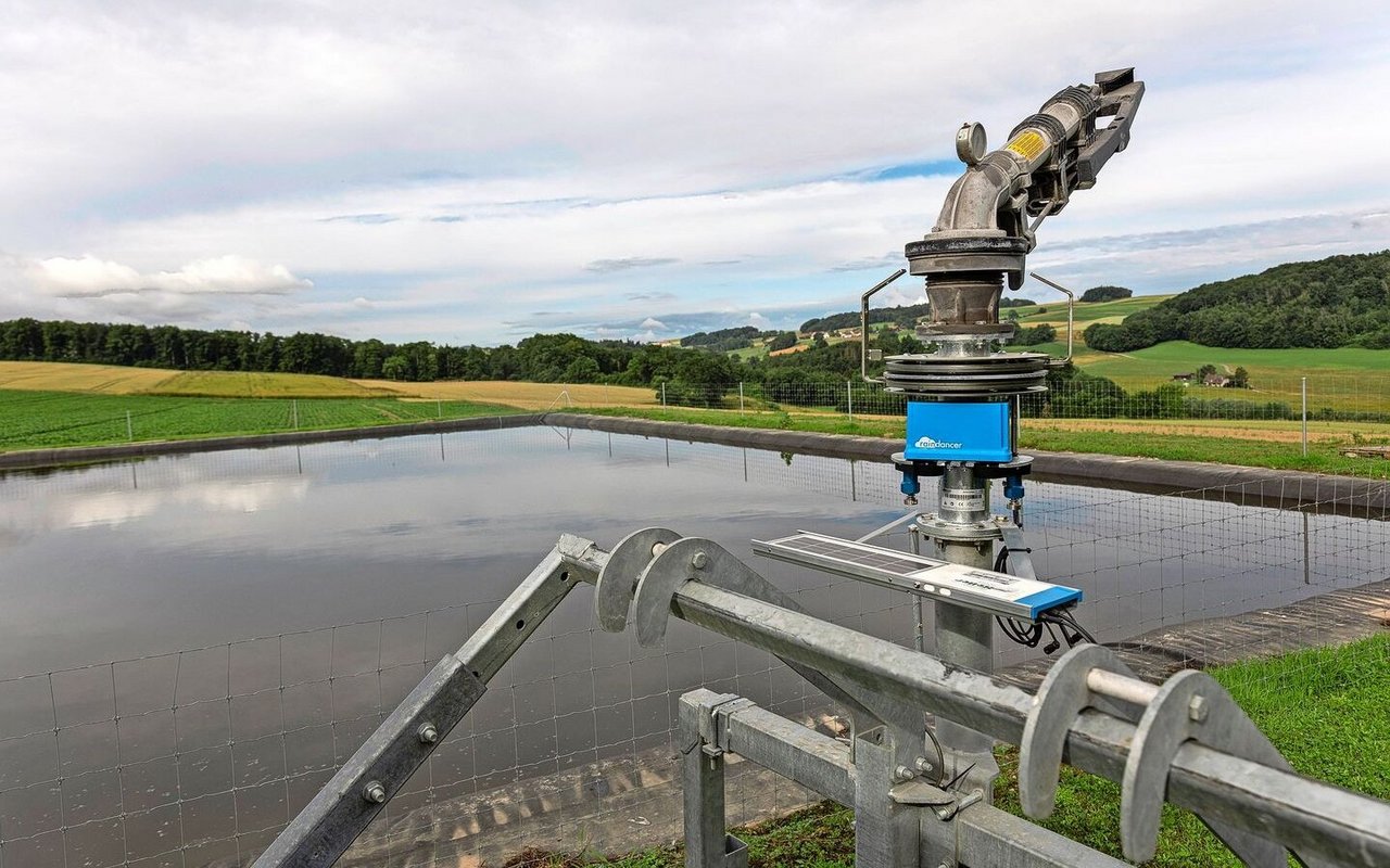 Regenwasserspeicher-becken (hier in Nuvilly FR) entlasten Fliessgewässer und helfen, den Ertrag zu sichern.