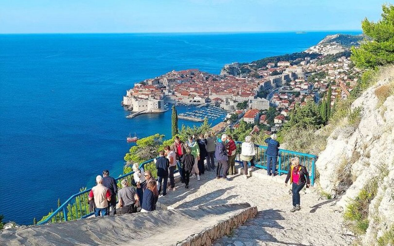 Die Hafenstadt Dubrovnik, ganz im Süden von Kroatien, wurde im Jugoslawienkrieg stark bombardiert. Eindrucksvolle Videoaufnahmen in einer Gedenkstätte zeigen das Ausmass der Zerstörung. Danach wurde die Altstadt wieder vollständig aufgebaut und zeigt sich heute in voller Pracht.