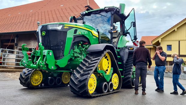 John-Deere 8RX 370 Raupentraktor in Pierrafortscha FR. (Bild: «die grüne» / Beat Schmid)